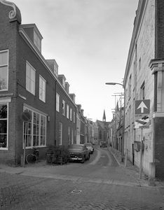 815579 Gezicht in de Geertestraat te Utrecht vanaf de Oudegracht naar het westen; op de achtergrond de Geertekerk.